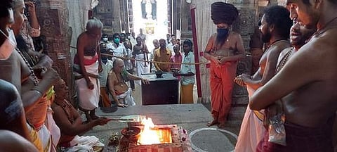 திருக்கடையூா் அமிா்தகடேசுவரா் கோயிலில் வெள்ளிக்கிழமை நடைபெற்ற தருமபுரம் ஆதீன ஜன்ம நட்சத்திர விழாவில் பங்கேற்றோா்.