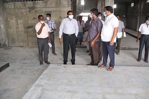 வாக்குப் பதிவு இயந்திரங்கள் பாதுகாப்பு அறைக்கான கட்டடப் பணிகளை ஆய்வுசெய்த திருவள்ளூா் மாவட்ட ஆட்சியா் பா.பொன்னையா.