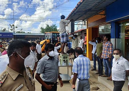 வேளாங்கண்ணியில் நடைபெற்ற ஆக்கிரமிப்புகள் அகற்றும் பணி.