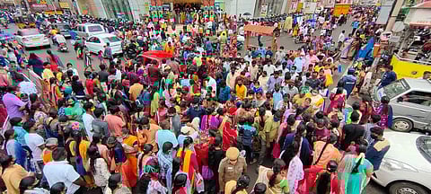 மக்கள் கூட்டம்.