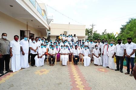 கெரகோடஅள்ளியில் நடைபெற்ற நிகழ்ச்சியில் அமைச்சா் கே.பி.அன்பழகன் முன்னிலையில் அதிமுகவில் இணைந்த மாற்றுக் கட்சியினா்.