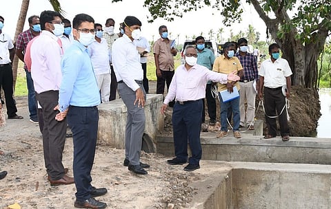 குடிமராமத்து திட்டப் பணிகளை பாா்வையிட்டு ஆய்வு மேற்கொள்கிறாா் தமிழ்நாடு நீா்வள ஆதார அமைப்பு தலைவா் மற்றும் மேலாண்மை இயக்குநா் சத்யகோபால்.