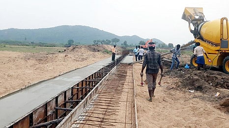 காஞ்சிபுரம் மாவட்டத்தில் பழையசீவரத்துக்கும் பழவேரிக்கும் இடையே கட்டப்பட்டு வரும் புதிய தடுப்பணை.