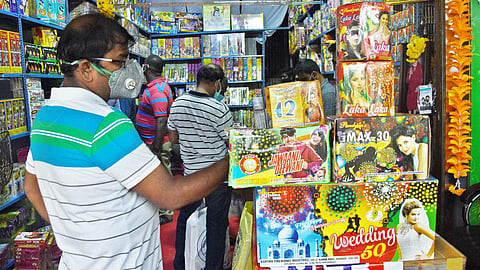 பட்டாசுகள் வானத்தை மட்டும் ஒளிரச் செய்வதில்லை; மனிதா்களின் நுரையீரையும் எரியச் செய்கின்றன -சுகாதார நிபுணா்கள் எச்சரிக்கை