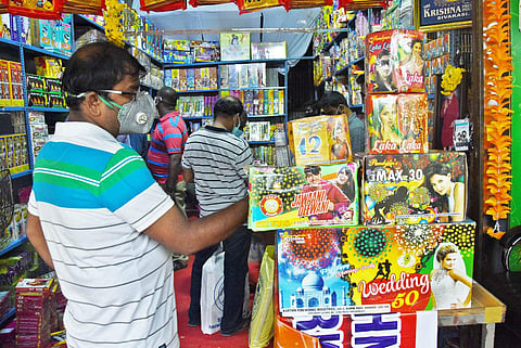 தீபாவளி பண்டிகையையொட்டி சென்னை தீவுத்திடலில் பட்டாசுகள் விற்பனை விறுவிறுப்புடன் தொடங்கியது.
