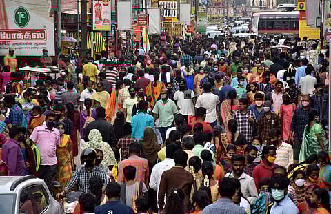 இந்துக்களின் முக்கியப் பண்டிகைகளில் ஒன்றான தீபாவளி நெருங்கிவிட்ட நிலையில் புதிய துணிகளை எடுக்க சென்னை தியாகராய நகர் பகுதியில் மக்கள் கூட்டம் அலைமோதியது.