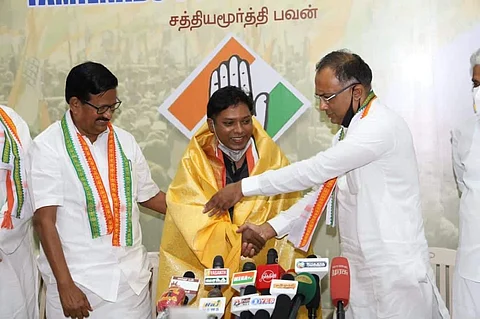 காங்கிரஸ் கட்சியின் தமிழக பொறுப்பாளர் தினேஷ் குண்டுராவ் முன்னிலையில் அக்கட்சியில் இணைந்த முன்னாள் ஐஏஎஸ் அதிகாரி சசிகாந்த் செந்தில்.