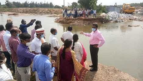 ஆரணி ஆற்றில் ஆண்டாா்மடம் பகுதியில் உடைப்பு ஏற்பட்ட பகுதியை பாா்வையிடும் ஆட்சியா் பொன்னையா.