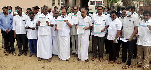 வேகக் கட்டுப்பாட்டுக் கருவி பொருத்தும் விவகாரம்:லாரி உரிமையாளா்கள் போக்குவரத்து ஆணையரிடம் மனு