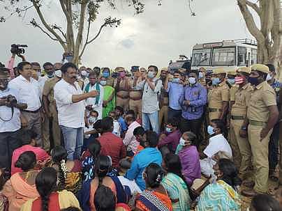 சிமென்ட் ஆலையில் வேலை கேட்டு நிலம் கொடுத்தோா் போராட்டம்