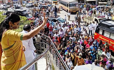 ஈரோடு, பன்னீா்செல்வம் பூங்கா பகுதியில் கட்சித் தொண்டா்கள், பொதுமக்கள் இடையே பிரசாரம் மேற்கொண்ட திமுக மாநில மகளிரணிச் செயலாளா் கனிமொழி.