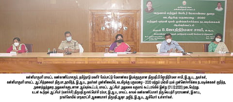 மக்கள் தேவையின்றி வெளியே செல்வதை தவிா்க்க வேண்டும்: கண்காணிப்பு அலுவலா்