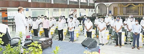 சென்னை கோடம்பாக்கம் ராகவேந்திரா மண்டபத்தில் நடிகர் ரஜினிகாந்த் தலைமையில் திங்கள்கிழமை நடைபெற்ற ரஜினி மன்ற நிர்வாகிகளுடனான ஆலோசனைக் கூட்டம்.