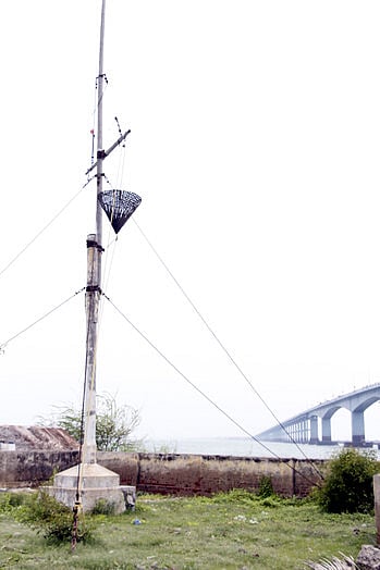 பாம்பன் துறைமுகத்தில் செவ்வாய்க்கிழமை ஏற்றப்பட்ட மூன்றாம் எண் புயல் எச்சரிக்கை கூண்டு.