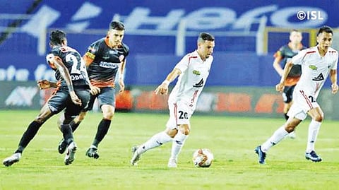 மோர்முகாவ் நகரில் திங்கள்கிழமை நடைபெற்ற ஆட்டத்தில் கோவா வீரர்களிடம் இருந்து பந்தை கடத்திச் செல்லும் நார்த்ஈஸ்ட் வீரர்.