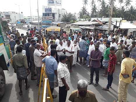 சாலையின் நடுவில் வைக்கப்பட்டுள்ள தடுப்புகளை அகற்றக்கோரி சாலை மறியல்