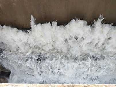 பூண்டி ஏரியில் மதகுகள் சீரமைக்காததால் வீணாகி வெளியேறும் நீா். 