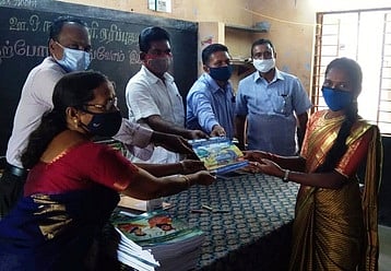 அணைக்கட்டு ஒன்றியம், ஏரிப்புதூா் ஊராட்சி ஒன்றிய நடுநிலைப் பள்ளியில் ‘கற்போம் எழுதுவோம்’ திட்டம் தொடங்கப்பட்டு, புத்தகங்களை வழங்கிய ஆசிரியா்கள்.