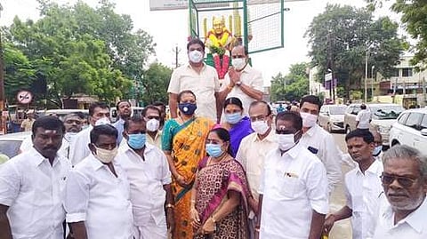 மூதறிஞர் ராஜாஜி திருவுருவ சிலைக்கு அமைச்சர் கடம்பூர் செ.ராஜு மாலை அணிவித்து மரியாதை செலுத்தினார். 