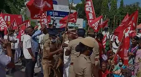 மேட்டூரில் இடதுசாரி கட்சிகள் சார்பில் மறியல் போராட்டம்.