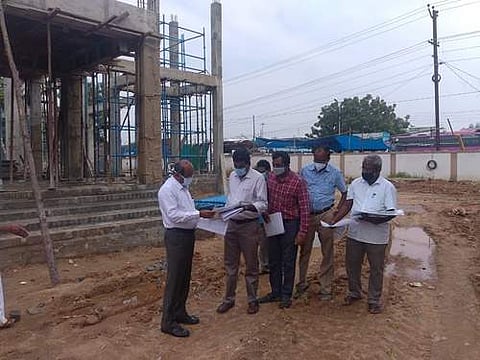 திருச்சி மத்திய பேருந்து நிலையம் அருகே கட்டப்பட்டுவரும் 3 மணிமண்டபவ கட்டுமான பணியை ஆய்வு செய்த ஆட்சியர் சு.சிவராசு.