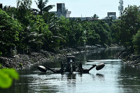 கழிவுநீர் கால்வாய்களில் தூர்வாரும் பணி (கோப்புப்படம்)