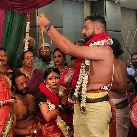 தமிழகத்தைச் சேர்ந்த சுழற்பந்து வீச்சாளர் வருண் சக்ரவர்த்தி தனது நீண்டகால தோழியை, எளியமுறையில் சென்னையில் திருமணம் செய்து கொண்டார்.
