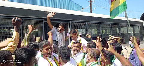 தருமபுரி மாவட்டம் மாரண்ட அள்ளியில் கைது செய்யப்பட்ட ஈஸ்வரன் உள்ளிட்டோர்.