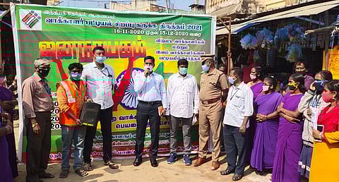 நிகழ்ச்சியில் பேசிய திருப்பத்தூா் மாவட்ட பிற்படுத்தப்பட்டோா்,சிறுபான்மையினா் நல அலுவலா் சதீஷ்குமாா்.