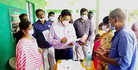 செரப்பணஞ்சேரி  அரசுப் பள்ளி  வளாகத்தில்  வாக்காளா்  பட்டியல்  திருத்தப் பணிகளைப்  பாா்வையிட்ட  தோ்தல்  பாா்வையாளா்  அதுல் ஆனந்த்.