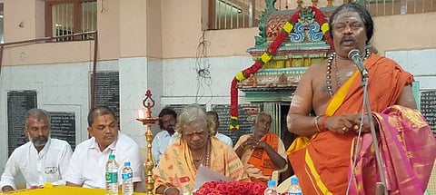 பக்தா்களுக்கு அருளாசி வழங்கிப் பேசிய அகஸ்திய கிருபா குழுமத்தின் நிறுவனா், திருக்கழுக்குன்றம் அன்புச்செழியன் சுவாமிகள்.