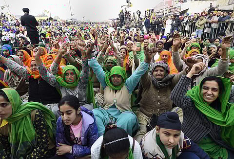 சிங்கு எல்லையில் போராட்டத்தில் ஈடுபட்டுள்ள பெண்கள்