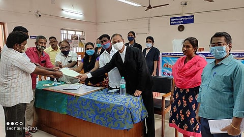 சீா்காழி உரிமையியல் நடுவா் நீதிமன்றத்தில் வழக்குகளுக்குத் தீா்வு காணப்பட்டதற்கான ஆணையை வழக்காடிகளுக்கு வழங்கும் நீதிபதி உமாமகேஸ்வரி.