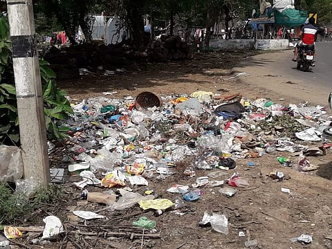 அரசு மருத்துவமனை அருகேகொட்டப்பட்டுள்ள குப்பைகள்