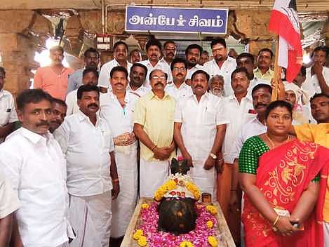 ஆண்டிபட்டி மீனாட்சியம்மன் கோவிலில் அமமுகவினா் சாா்பில் சிறப்பு பூஜை நடைபெற்றது.