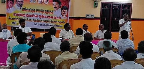 நீடாமங்கலத்தில் நடைபெற்ற திமுக வாக்குச்சாவடி முகவா்கள் கூட்டத்தில் பேசுகிறாா் சட்டப் பேரவை உறுப்பினா் பூண்டி கே. கலைவாணன்.