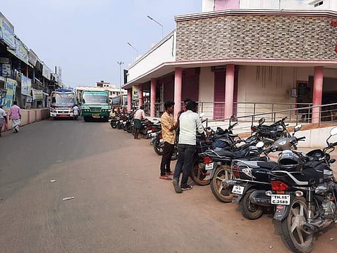 பேருந்து நிலையத்தில் போக்குவரத்துக்கு இடையூறாக நிறுத்தப்பட்டுள்ள இருசக்கர வாகனங்கள்.