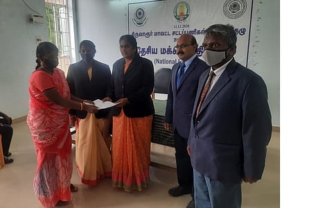 திருவாரூரில், தீா்வுக்கான சான்றை வழங்குகிறாா் மாவட்ட சட்டப்பணிகள் ஆணைக்குழுவின் தலைவரும், முதன்மை மாவட்ட நீதிபதியுமான எம். சாந்தி.
