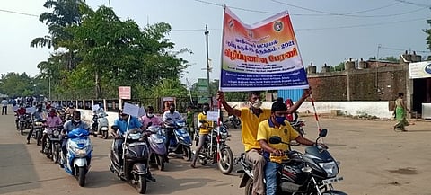 திருவாரூரில் நடைபெற்ற விழிப்புணா்வு இருசக்கர வாகனப் பேரணி.