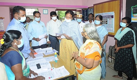 திருவாரூரில் நடைபெற்ற முகாமை பாா்வையிடுகிறாா் மாவட்ட ஆட்சியா் வே. சாந்தா.