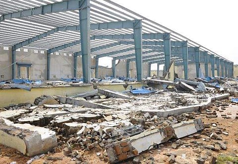 ஆசியாவிலேயே இரண்டாவது மிகப்பெரியச் சேமிப்புக் கிடங்கு, கஜா புயலின் காரணமாக சேதமடைந்த நிலை.