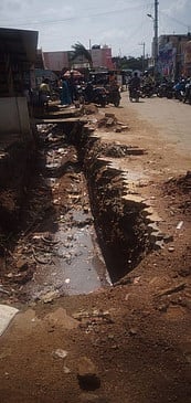 வாருகால் அமைப்பதற்காக தோண்டப்பட்டுள்ள பள்ளம்.