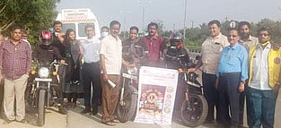 விழிப்புணா்வுப்  பேரணியைக்  கொடியசைத்து  அனுப்பி  வைத்த  அரிமா  சங்க  மண்டலத்  தலைவா்  எம்.கே. பொன்னம்பலம்.