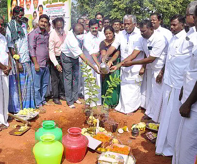 கிருஷ்ணகிரியை அடுத்த திப்பனப்பள்ளி ஊராட்சியில் தாா் சாலைகள் அமைக்கும் பணியை தொடங்கி வைக்கிறாா் கே.பி.முனுசாமி எம்பி.