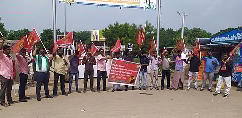 கோவில்பட்டி ரயில் நிலையம் அருகில் நடைபெற்ற ஆா்ப்பாட்டத்தில் பங்கேற்றோா்.