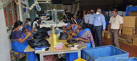 அரக்கோணம் சிப்காட் வளாகத்தில் உள்ள தொழிற்சாலையில் ஆய்வு செய்த சிப்காட் மேலாளா் எம்.வெண்மணிசெல்வன்.