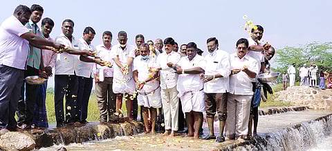 செட்டிகுப்பம் ஏரியில் மலா்தூவி நீரை வரவேற்ற எம்எல்ஏ ஜி.லோகநாதன் உள்ளிட்டோா்.