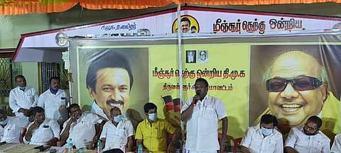 வல்லூா் கிராமத்தில், நடைபெற்ற மீஞ்சூா் தெற்கு ஒன்றிய திமுக ஆலோசனைக் கூட்டம்.