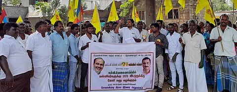 20 சதவீத தனி இட ஒதுக்கீடு கோரி பாமகவினா் ஆா்ப்பாட்டம்