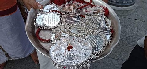 திருப்பதியில் கோவிந்தராஜ சுவாமிக்கு நன்கொடையாக வழங்கப்பட்ட வெள்ளி திருப்பாவை பாசுர மாலை மற்றும் வெள்ளிப் பூணூல்.